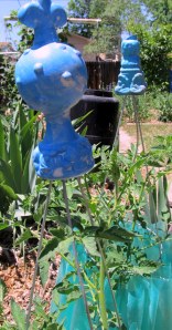 Small tomato cages, put in upside down, support the sides of the wall of water.